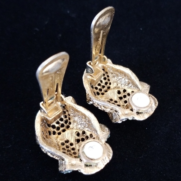 Vintage Mid Century Rose Design Gold Tone Rhinestone Clip Earrings - Picture 11 of 15